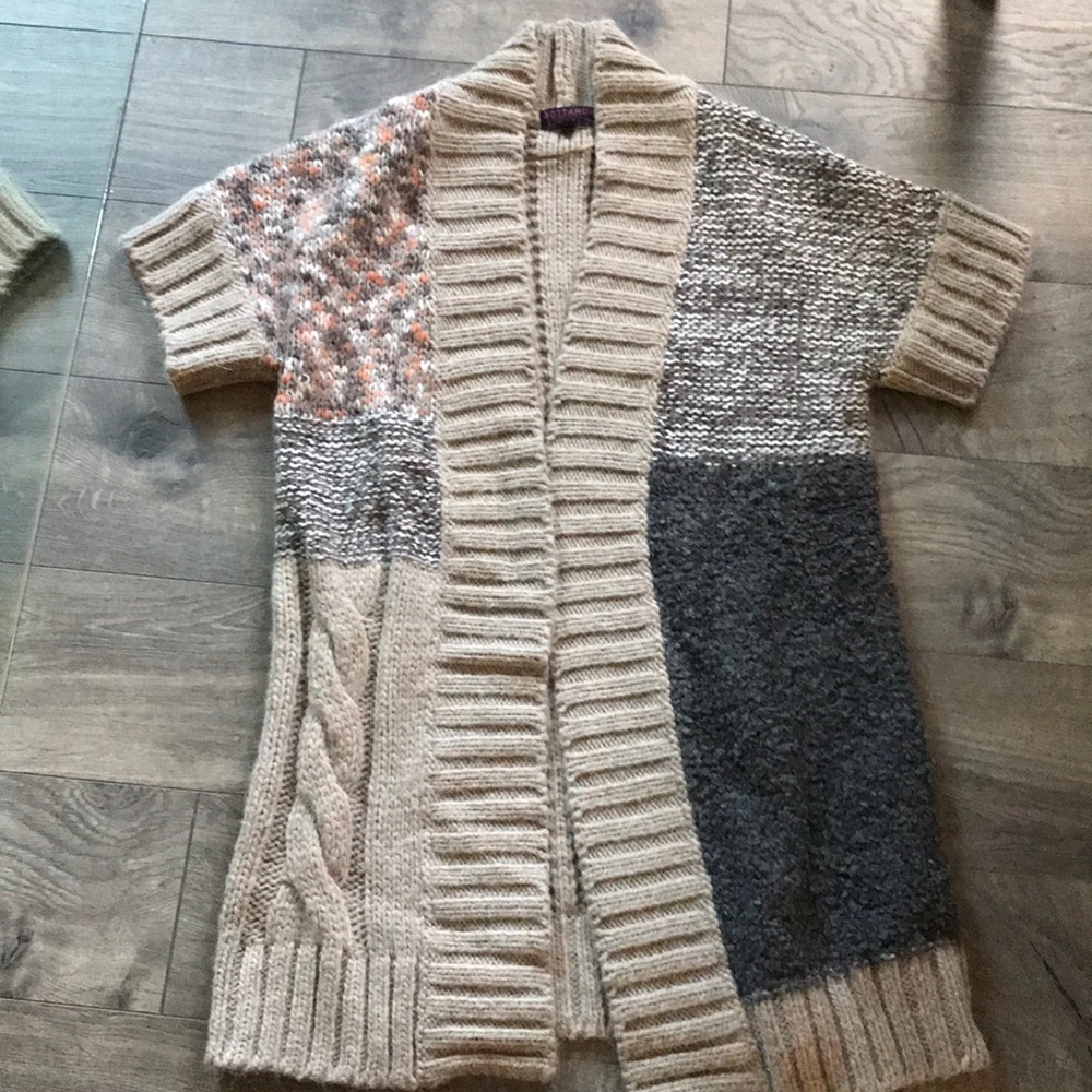 Short sleeve sweater